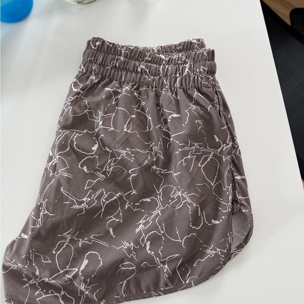 Vuori Clementine 2.0 Short 4" | Smokey Taupe Iris Size L